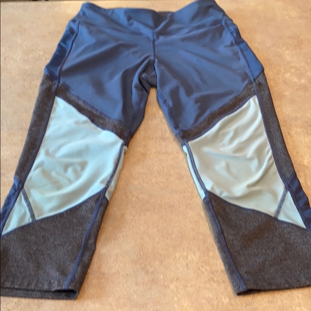 Women’s Avia Capri leggings size medium